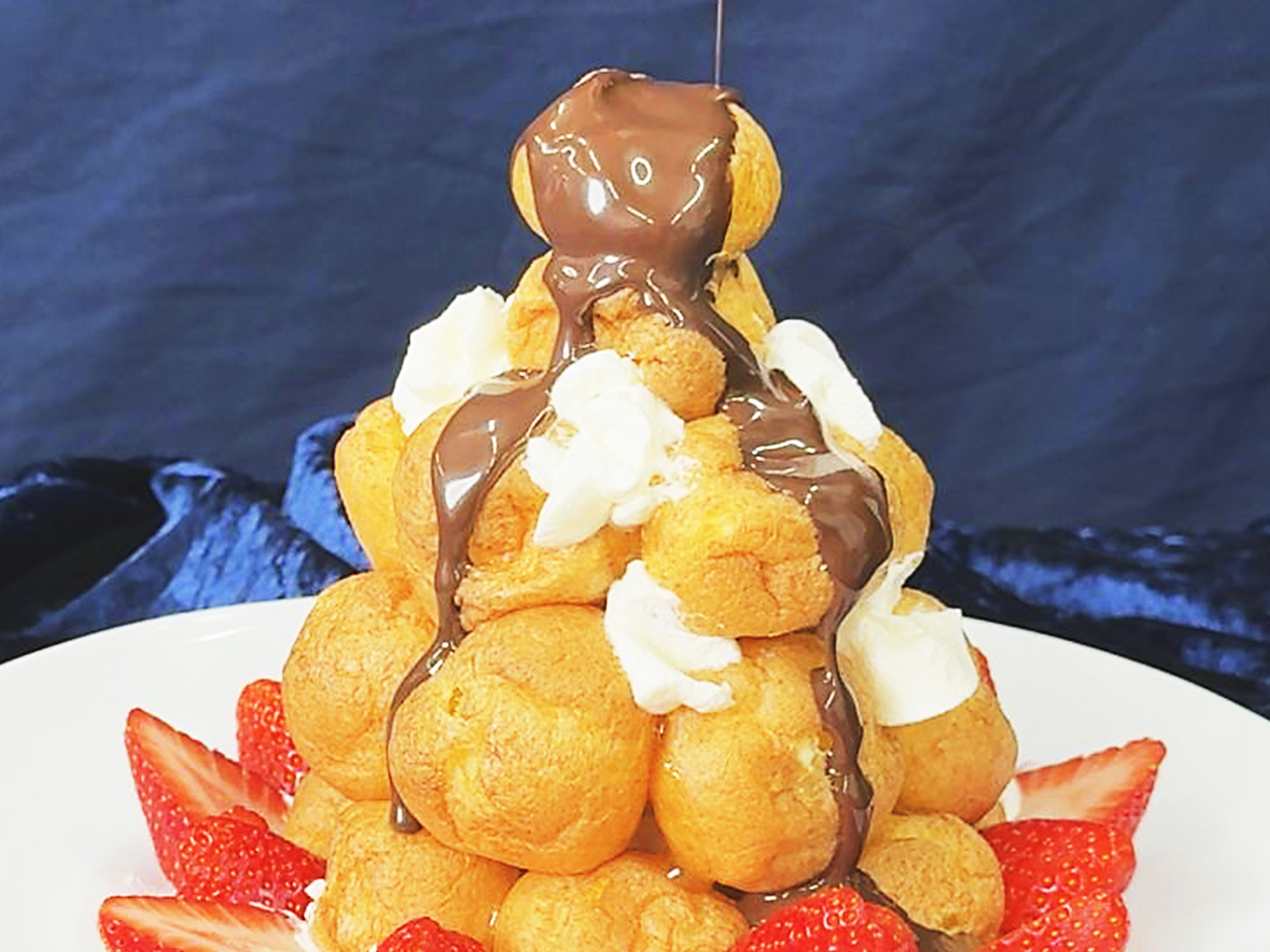 お祝いのキャビアアイス・クロカンブッシュ