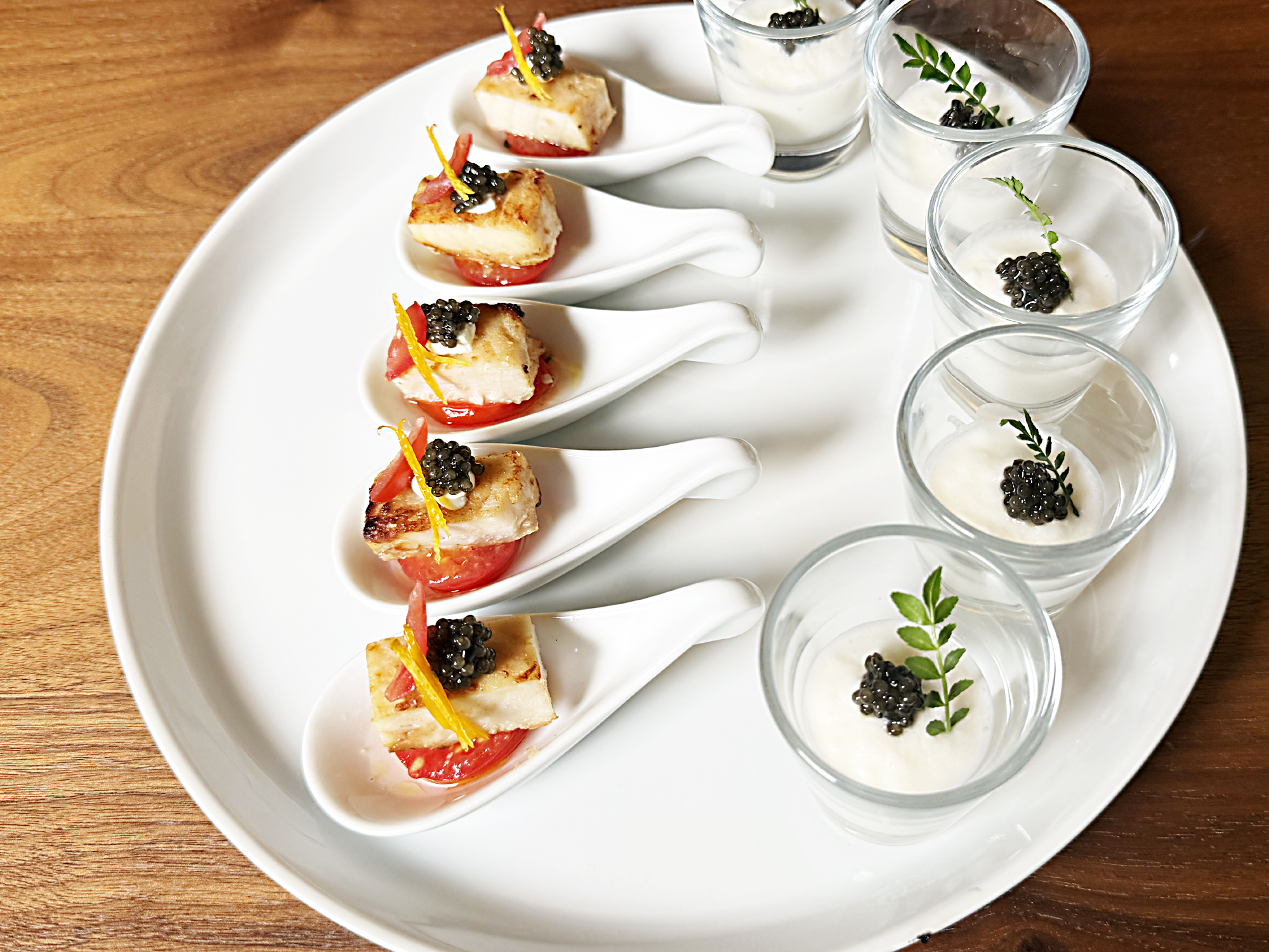 お祝いの蝶鮫の白みそブールブランソースと蕪のブラマンジェ キャビア添え