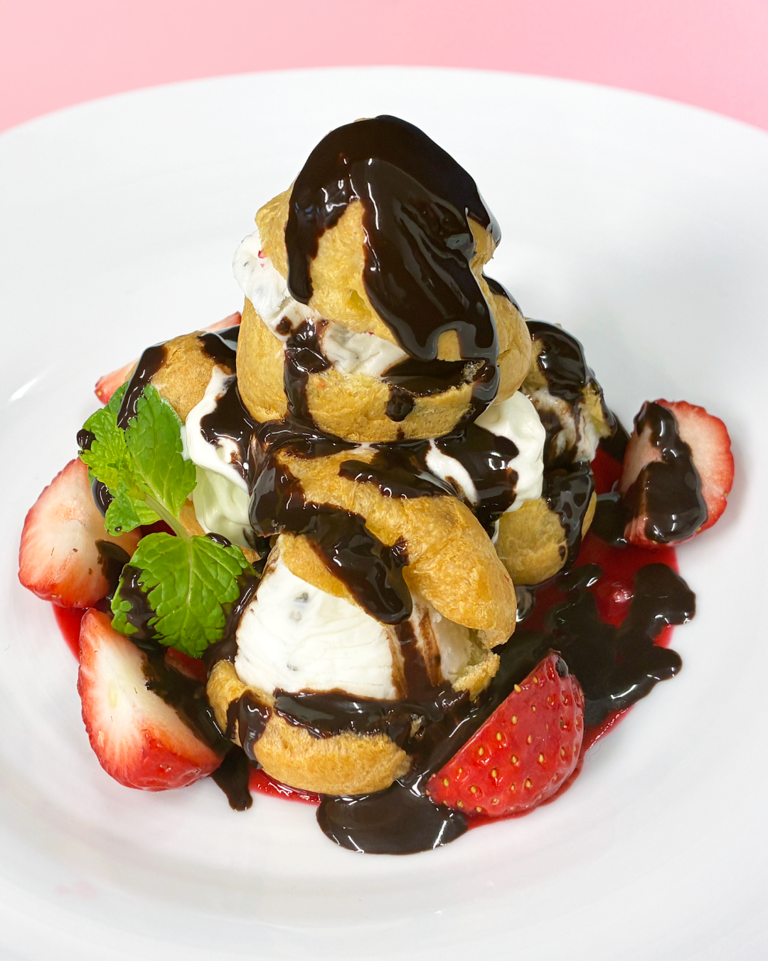 お祝いのキャビアアイスのプロフィットロール