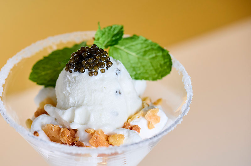 ポ洋梨とキャビアアイスのプレートパフェ