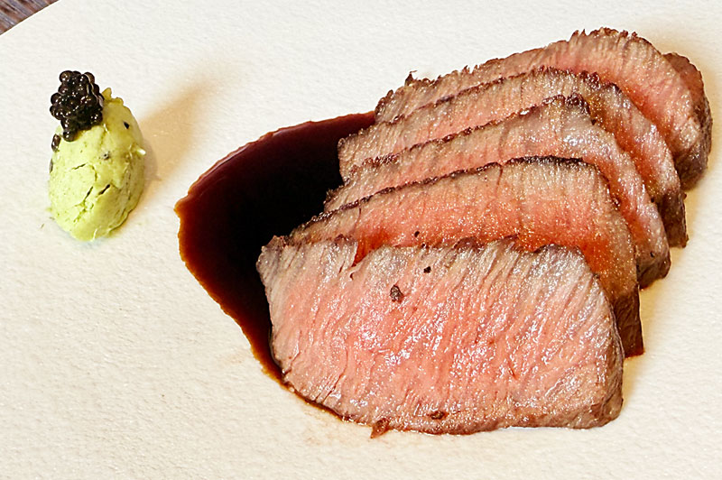 メインディッシュ（肉料理・和牛とキャビアバター）