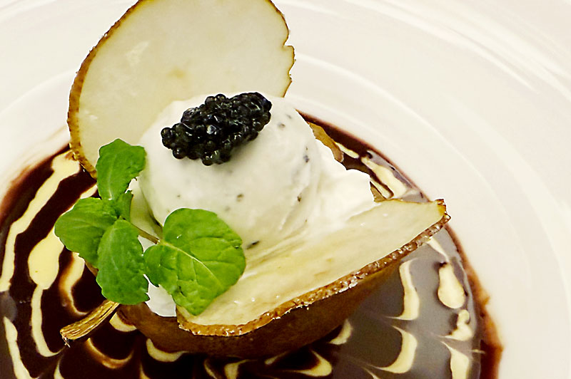 洋梨とキャビアアイスのプレートパフェ